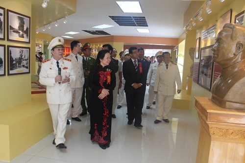 Phó Chủ tịch nước Nguyễn Thị Doan thăm quan Bảo tàng truyền thống của Học viện CSND